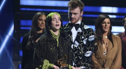 Billie Eilish y su hermano, Finneas O'Connell, con el premio a la canción del año.