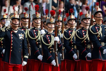 La princesa de Asturias, Leonor de Borbón, desfilaba antes de jurar bandera con el resto de los cadetes de su curso en una ceremonia celebrada este sábado en la Academia Militar de Zaragoza. 