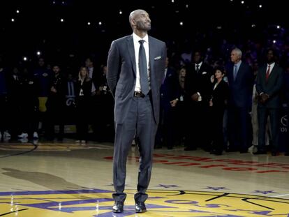 Kobe Bryant, en la ceremonia de retirada de sus camisetas.