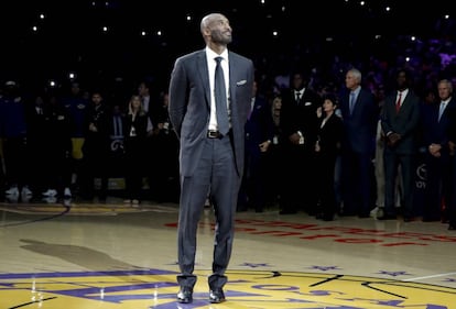 Kobe Bryant, en la ceremonia de retirada de sus camisetas.