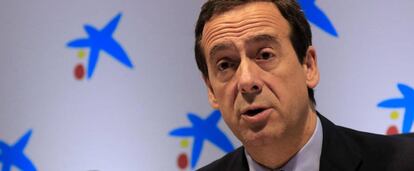 El consejero delegado de CaixaBank, Gonzalo Gortázar durante la presentación del balance del décimo aniversario de MicroBank,