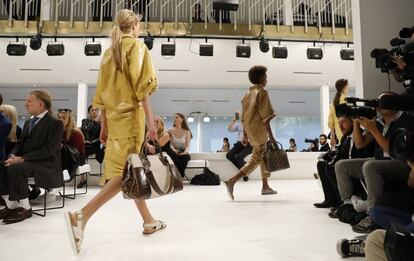 Los bolsos grandes, protagonistas en el desfile de Tod's.