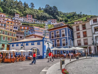 A unos 50 kilómetros de Gijón, es una localidad de calles empinadas y coloridas casas escondida entre el mar y las montañas y de fuerte tradición marinera. Más información: <a href="http://www.turismocudillero.com/" target="_blank">turismocudillero.com</a>