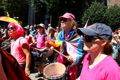 Ambiente festivo durante la marcha del Orgullo en Budapest, este sábado. 