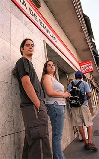 Rafael y Ana Aguilar, el  jueves a la puerta de la oficina del Inem.