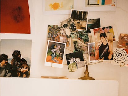 Detalle de uno de los rincones del estudio. “Voy cambiando las postales de cuadros de artistas que me inspiran o de fotos que me gustan, pero siempre tengo algunas en la mesa donde dibujo”.