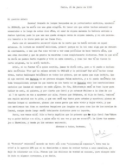 Me llegó esta carta a Amsterdam cuando estábamos, con mi familia, a punto de partir a EE.UU., yéndonos de Europa, donde habíamos pasado casi siete años de exilio (tres de ellos en París, cerca de Julio). Junto a la carta, Julio acompañaba el manuscrito original de “Omenaje a Rayuela”, un libro delirante que yo había escrito a fines de 1969 y que me atreví a ofrecerle a Cortázar el último día de su visita a Chile para celebrar la victoria de Allende. Mi propia copia se había perdido durante el golpe de 1973.  Otras referencias de la carta: Zihuatanejo es una playa mexicana en el Pacífico, donde Julio, con su mujer Carol y el hijo de ella, Stéphane, iba a veranear después de pasar una semana en Cocoyoc como jurado, como lo era yo y García Márquez y Julio Scherer, de un concurso literario.  -Shavelzon es Willy Shavelson, editor de la obra de Julio y de la mía en México.  -El “pibe” es nuestro hijo Rodrigo que, en efecto, hizo buenas migas de Stéphane.  -El “Mercurio” es el principal diario chileno, al que despreciaba Julio debido a que fomentó el golpe contra Allende y apoyó después fervorosamente la dictadura de Pinochet. Hacía tiempo que habíamos comentado con Cortázar que EFE distribuía sus textos a ese periódico en contra de sus expresas instrucciones.