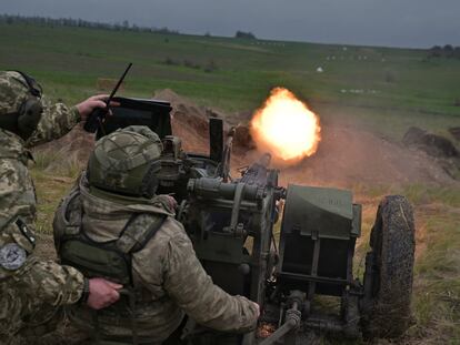 Dos militares ucranios disparan durante unos ejercicios militares la semana pasada en la provincia de Zaporiyia.