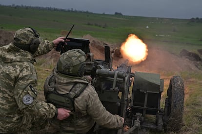 Dos militares ucranios disparan durante unos ejercicios militares la semana pasada en la provincia de Zaporiyia.