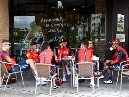 Corredores del equipo INEOS, tomando ayer un café en Bilbao.