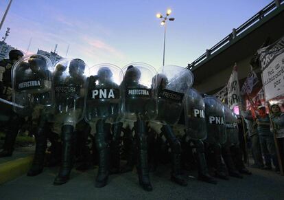 Efectivos de la Prefectura Naval contiene el corte de un acceso a Buenos Aires durante la huegla de la CGT del pasado 6 de abril.