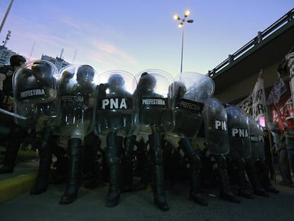 Efectivos de la Prefectura Naval contiene el corte de un acceso a Buenos Aires durante la huegla de la CGT del pasado 6 de abril.