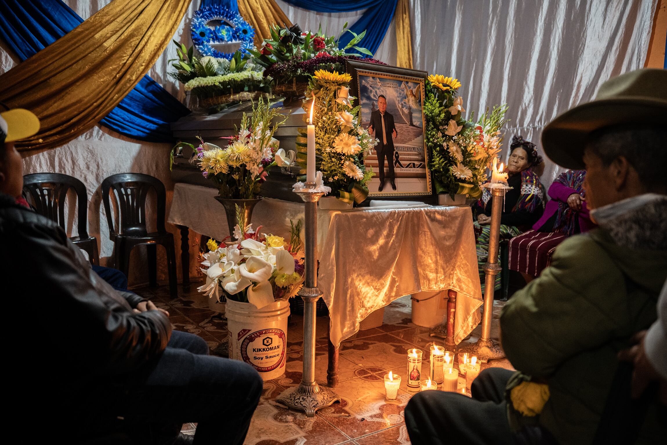 Altar fúnebre realizado por la familia de Miguel Raymundo Raymundo durante su velorio. Nebaj, Guatemala, el 1 de febrero de 2026.