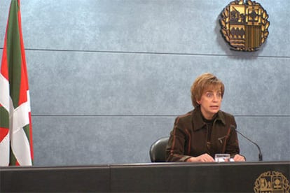 La portavoz del Gobierno Vasco, Miren Azkarate, durante la rueda de prensa que ha ofrecido de hoy.