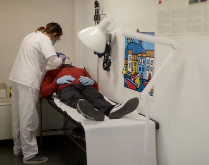 Una médica atiende a un paciente en un consultorio local ubicado en Torrejón de Velasco (Madrid), el pasado 27 de abril.