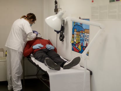 Una médica atiende a un paciente en un consultorio local ubicado en Torrejón de Velasco (Madrid), el pasado 27 de abril.
