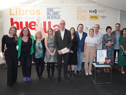 El alcalde de Sevilla, Antonio Muñoz, en el centro, junto a la escritora Marta Barrio (a su derecha) y Elsa García Grandes, la hija de Almudena Grandes (a su izquierda) y el resto de protagonistas de la inauguración de la Feria del Libro de Sevilla. / FIS