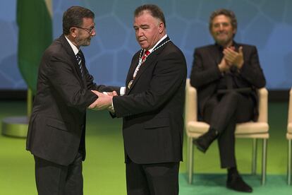 José Martínez Portero, director de la empresa hortofrutícola Unica Group, con sede en La Mojonera (Almería), recibe la medalla de manos del presidente del Parlamento de Andalucía, Manuel Gracia.