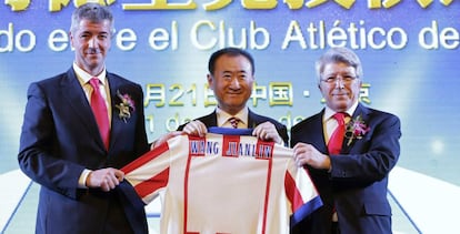 Wang Jianlin, presidente de Wanda, con Enrique Cerezo y Miguel Ángel Gil, presidente y consejero delegado del Atlético de Madrid, en 2015 en Pekín.
