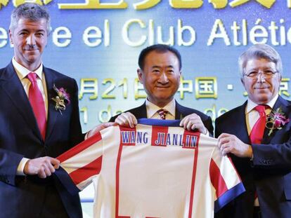 Wang Jianlin, presidente de Wanda, con Enrique Cerezo y Miguel &Aacute;ngel Gil, presidente y consejero delegado del Atl&eacute;tico de Madrid, en 2015 en Pek&iacute;n.