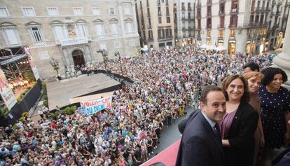 Leticia Dolera al costat de Colau, al balcó de l'Ajuntament.