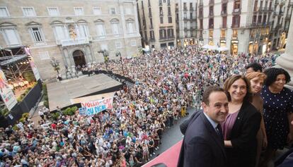 Leticia Dolera al costat de Colau, al balcó de l'Ajuntament. 