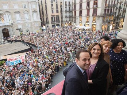 Leticia Dolera al costat de Colau, al balcó de l'Ajuntament. 