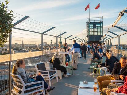 Terraza del bar Eriks Gondolen, en la plataforma superior del ascensor Katarina, en Södermalm, Estocolmo.