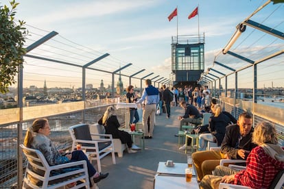 Terraza del bar Eriks Gondolen, en la plataforma superior del ascensor Katarina, en Södermalm, Estocolmo.