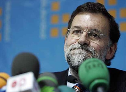 El líder del PP, Mariano Rajoy, durante la rueda de prensa ofrecida en Pontevedra.