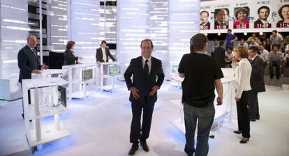 Francois Hollande (centro) tras un debate en la televisi&oacute;n francesa. 