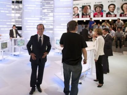 Francois Hollande (centro) tras un debate en la televisi&oacute;n francesa. 