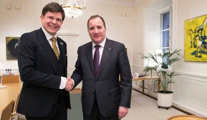 El presidente del Parlamento sueco, Andreas Norlén, propone la investidura a primer ministro del socialdemócrata Stefan Lövfen (derecha).