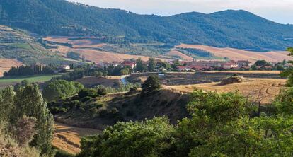 Vista d'Ucar, a Valdizarbe (Navarra), amb les muntanyes de les Nekeas de fons.