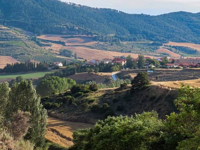 Vista d'Ucar, a Valdizarbe (Navarra), amb les muntanyes de les Nekeas de fons.
