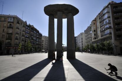 Estado de la plaza de Felipe II, donde se encuentra la estatua de Dalí.