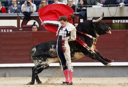 Manoletina de Arturo Saldívar en su primer toro de la ganadería de El Ventorrillo.