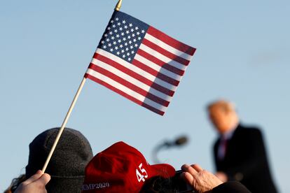 Apoiadores de Trump acompanham seu discurso final como presidente, na base Andrews, na quarta.