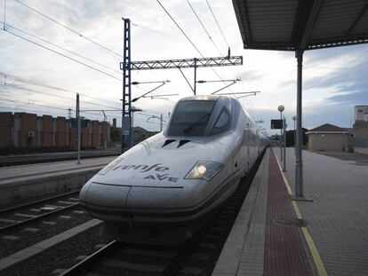 Tren AVE a su llegada a la estación de Tardienta, en Huesca.