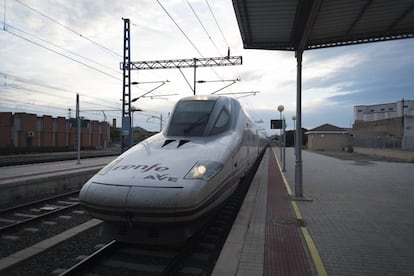Tren AVE a su llegada a la estación de Tardienta, en Huesca.