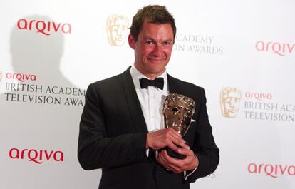 Dominic West posa con el premio Bafta que ha conseguido por su trabajo en 'Appropiate adult'