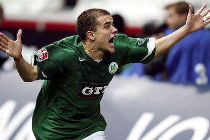 D&#39;Alessandro celebra un gol con el Wolfsburgo.