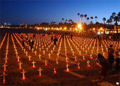 Más de 800 cruces iluminadas recuerdan a los estadounidenses caídos en la guerra en el cementerio de Arlington.