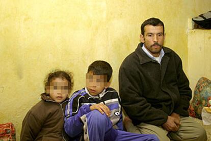 El superviviente Brahim Ghali, en su casa de Salé, con dos de sus hijos.