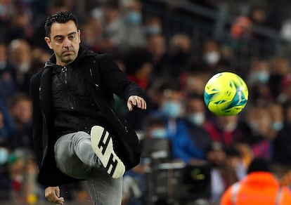 Xavi Hernández chuta el balón en el partido del FC Barcelona contra el Espanyol.