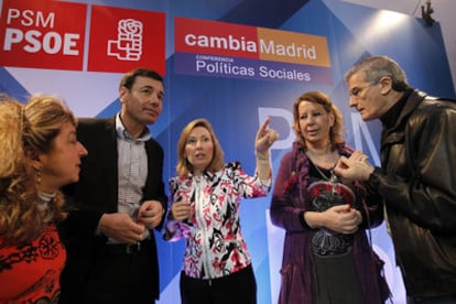 Carmen Sánchez Carazo, Tomás Gómez, Amparo Valcarce, Maru Menéndez y José Manuel Freire, en el acto del PSM.