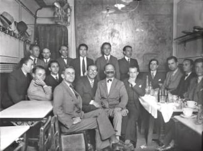 Tertulia del Café Pombo. Al fondo, en la esquina derecha, puede verse  a Ramón Gómez de la Serna.