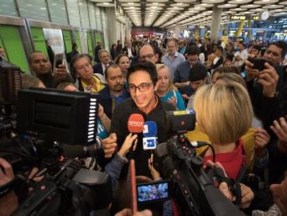 Lorent Saleh, detenido desde 2014, fue liberado por “conductas suicidas” y de inmediato obligado a abandonar Venezuela por orden de la Constituyente