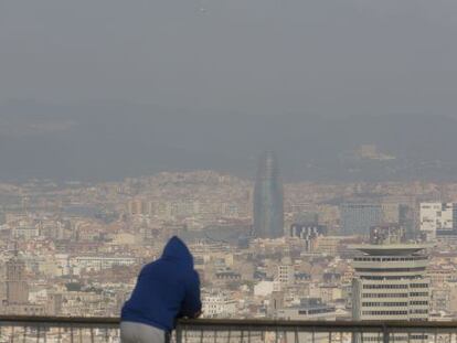 Vista de la ciutat des del mirador de l'Alcalde, a Montjuïc.