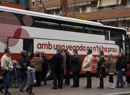 Vecinos de Gavà hacen cola para donar sangre para las víctimas de la explosión del miércoles.